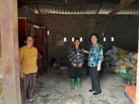 Đ/c Hoàng Thị Bình đến thăm và động viên một số hộ gia đình bị thiệt hại do bão lũ