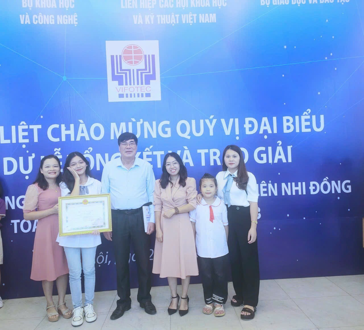 Phó Chủ tịch LHH tỉnh Cao Bằng và các cô giáo chụp ảnh cùng các em tại Lễ tổng kết và trao giải thưởng Cuộc thi toàn quốc lần thứ 19 (năm 2023).