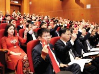Với quyết tâm chính trị mới, các đại biểu biểu quyết thông qua Nghị quyết Đại hội đại biểu Đảng bộ tỉnh lần XX, nhiệm kỳ 2025 - 2030.