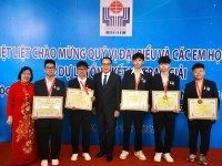 Bà Hoàng Thị Bình, Chủ tịch Liên hiệp các Hội Khoa học và Kỹ thuật tỉnh cùng 5 học sinh nhận “Huy hiệu Tuổi trẻ sáng tạo” tại Lễ tổng kết và trao giải Cuộc thi Sáng tạo Thanh thiếu niên nhi đồng toàn quốc 2025.