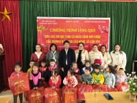 Liên hiệp các Hội KHoa học và Kỹ thuật tỉnh Cao Bằng tặng quà cho các học sinh có hoàn cảnh khó khăn tại Trường mầm non Cần Nông, xã Cần Yên.