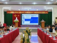 Bà Nông Thị Thuý, Trưởng phòng truyền thông số hướng dẫn kỹ năng viết tin, bài cho các cộng tác viên.