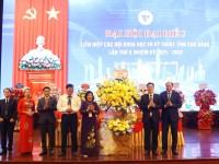 Các đồng chí Thường trực Tỉnh ủy, lãnh đạo UBND tỉnh tặng hoa chúc mừng đại hội.