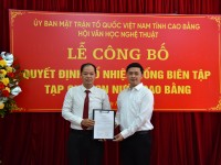 Nhà báo Phạm Thanh Thắng, Chủ tịch Hội Văn học Nghệ thuật trao quyết định bổ nhiệm Tổng biên tập Tạp chí Non nước Cao Bằng cho đồng chí Trần Hoài Nam