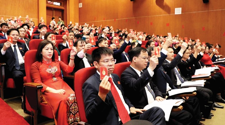 Với quyết tâm chính trị mới, các đại biểu biểu quyết thông qua Nghị quyết Đại hội đại biểu Đảng bộ tỉnh lần XX, nhiệm kỳ 2025 - 2030.