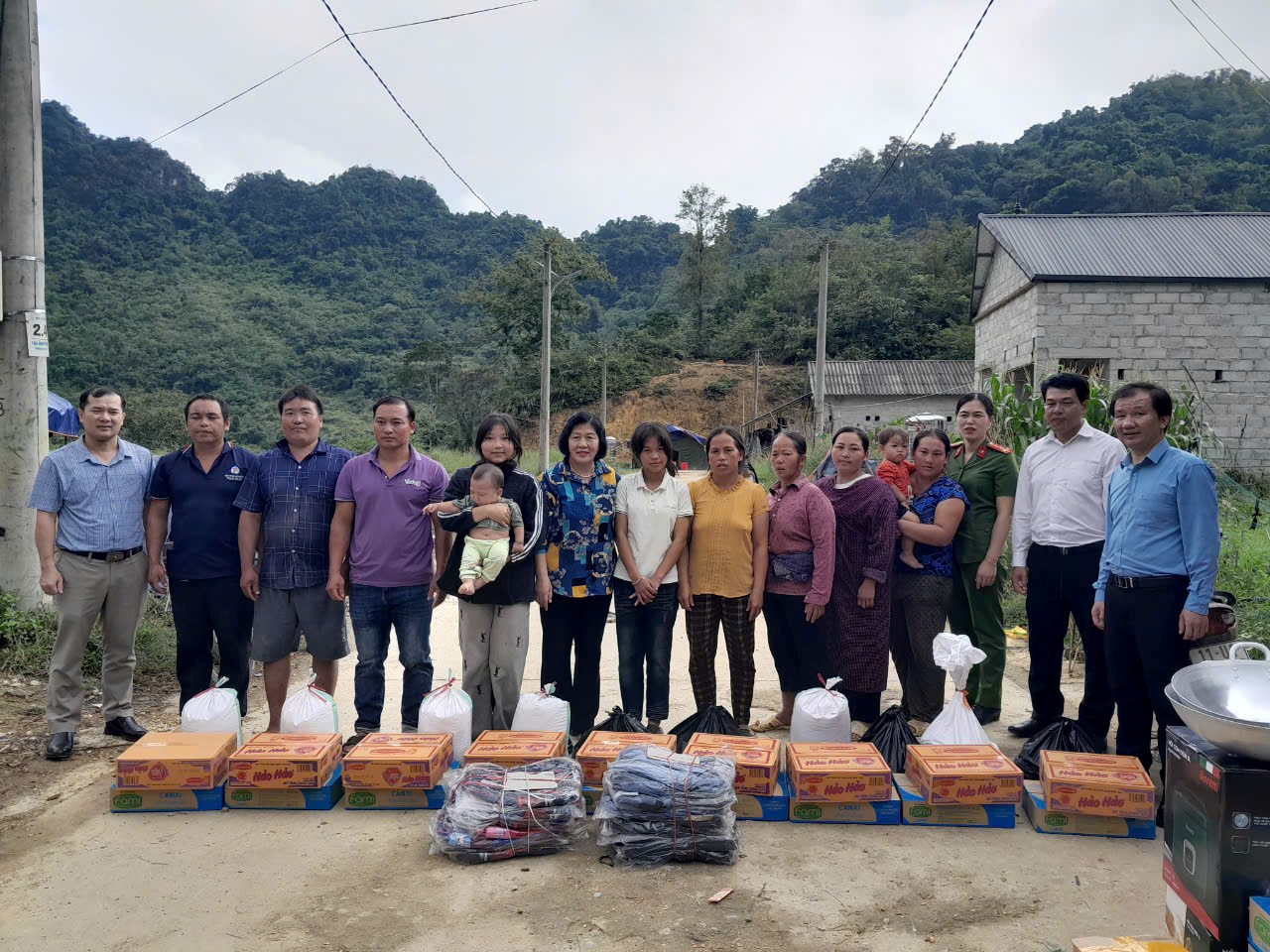 Đc Hoàng Thị Bình – Chủ tịch Liên hiệp Hội, thay mặt đoàn công tác tặng quà các hộ gia đình bị ảnh hưởng lũ lụt