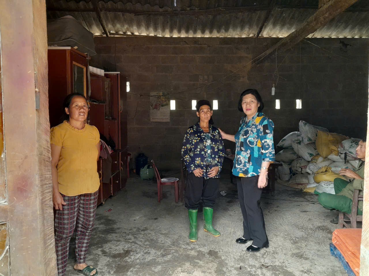 Đ/c Hoàng Thị Bình đến thăm và động viên một số hộ gia đình bị thiệt hại do bão lũ