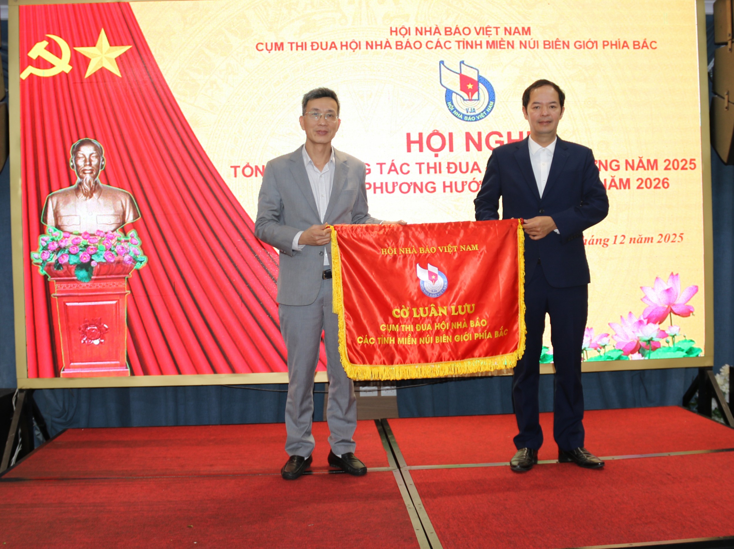 Hội Nhà báo tỉnh Lào Cai trao cờ luân lưu đơn vị Cụm trưởng cho Hội Nhà báo tỉnh Cao Bằng