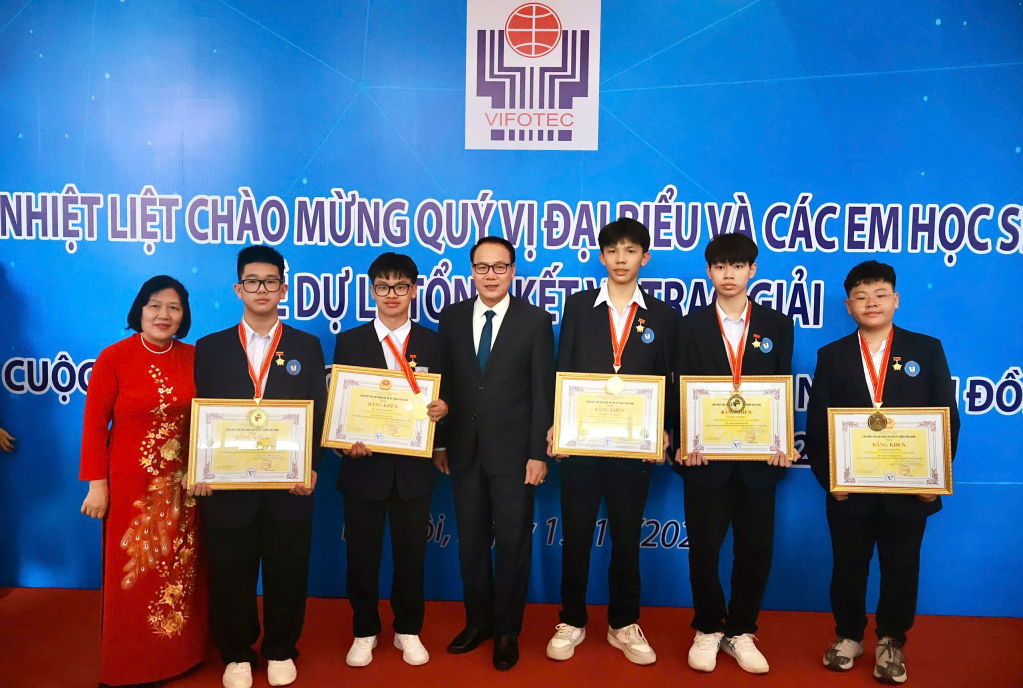 Bà Hoàng Thị Bình, Chủ tịch Liên hiệp các Hội Khoa học và Kỹ thuật tỉnh cùng 5 học sinh nhận “Huy hiệu Tuổi trẻ sáng tạo” tại Lễ tổng kết và trao giải Cuộc thi Sáng tạo Thanh thiếu niên nhi đồng toàn quốc 2025.