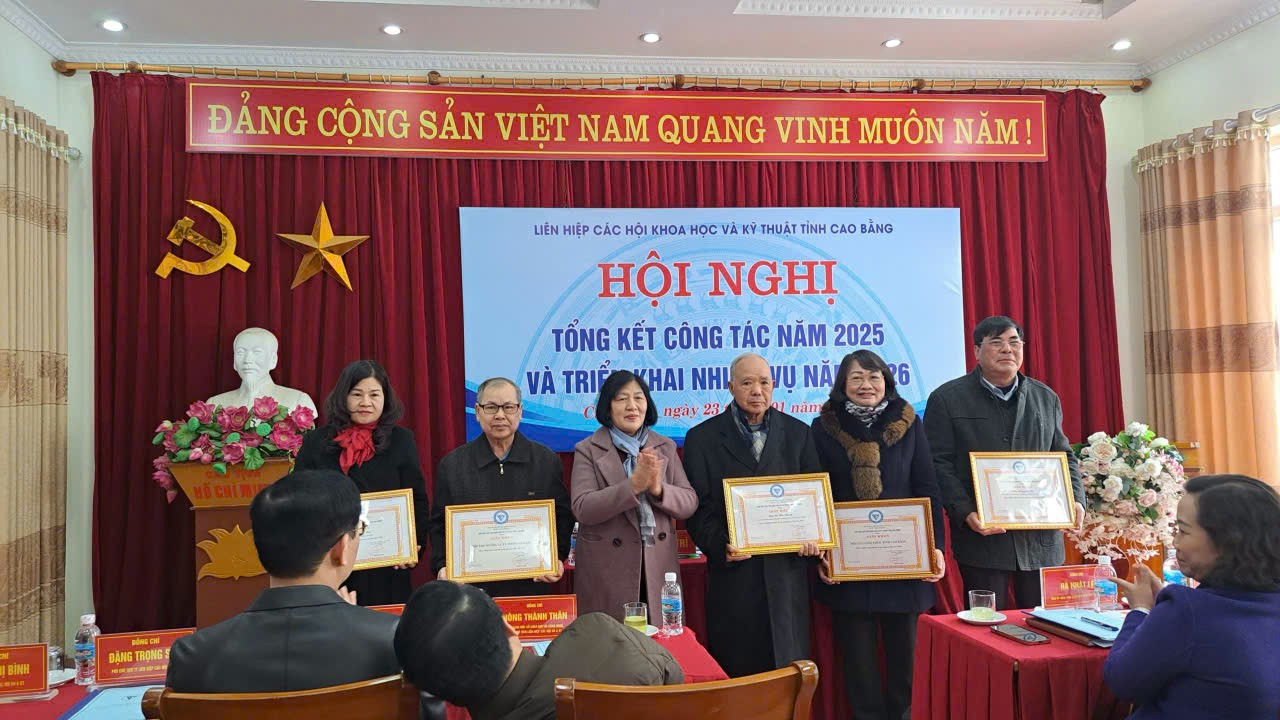LLiên hiệp các Hội KHoa học và Kỹ thuật tỉnh Cao Bằng tặng Giấy khen cho các tập thể, cá nhân có thành tích xuất sắc trong công tác Hội năm 2025