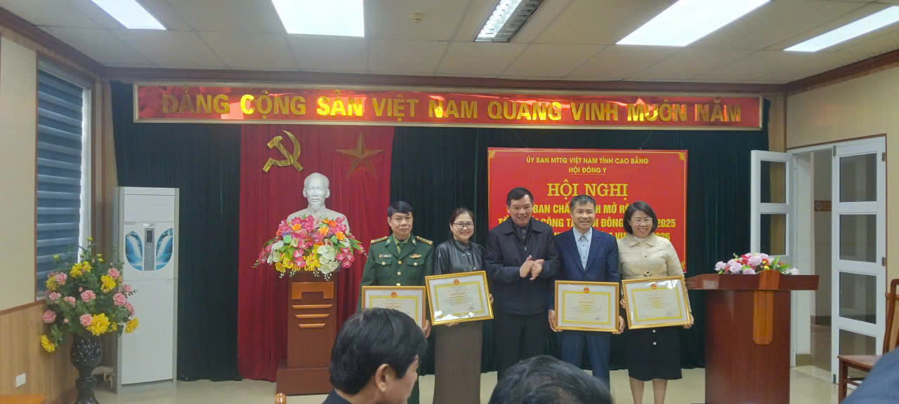 Đc Đàm Ngọc Vinh Phó chủ tịch Hội Đông y tỉnh Cao Bằng trao Bằng khen của Trung Uơng Hội Đông y Việt Nam cho các cá nhân có thành tích xuất sắc trong xây dựng, củng cố và phát triển Hội năm 2025