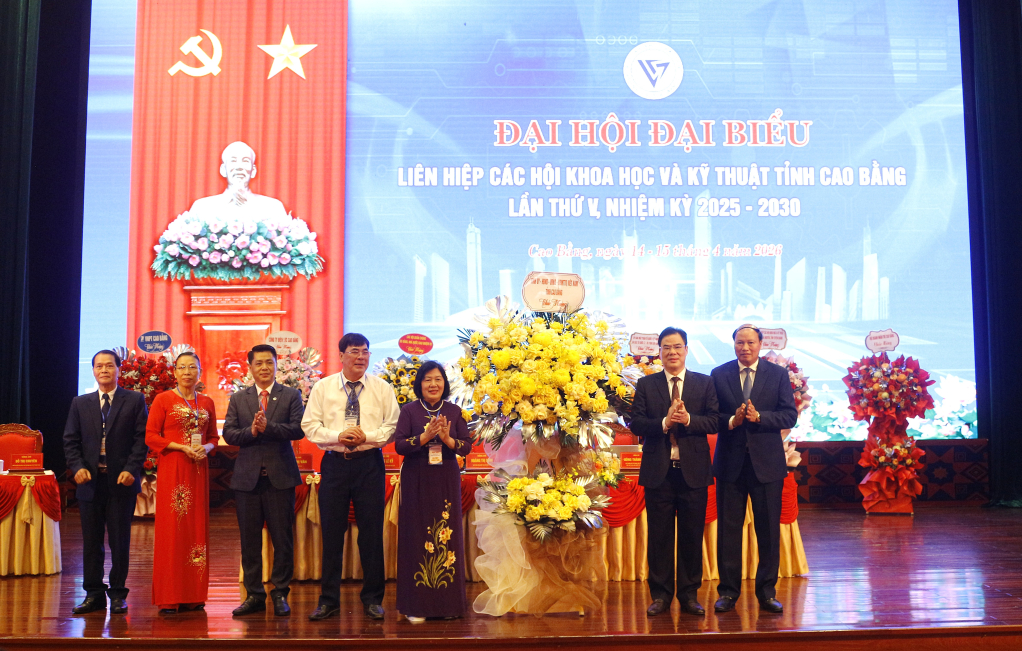 Các đồng chí Thường trực Tỉnh ủy, lãnh đạo UBND tỉnh tặng hoa chúc mừng đại hội.