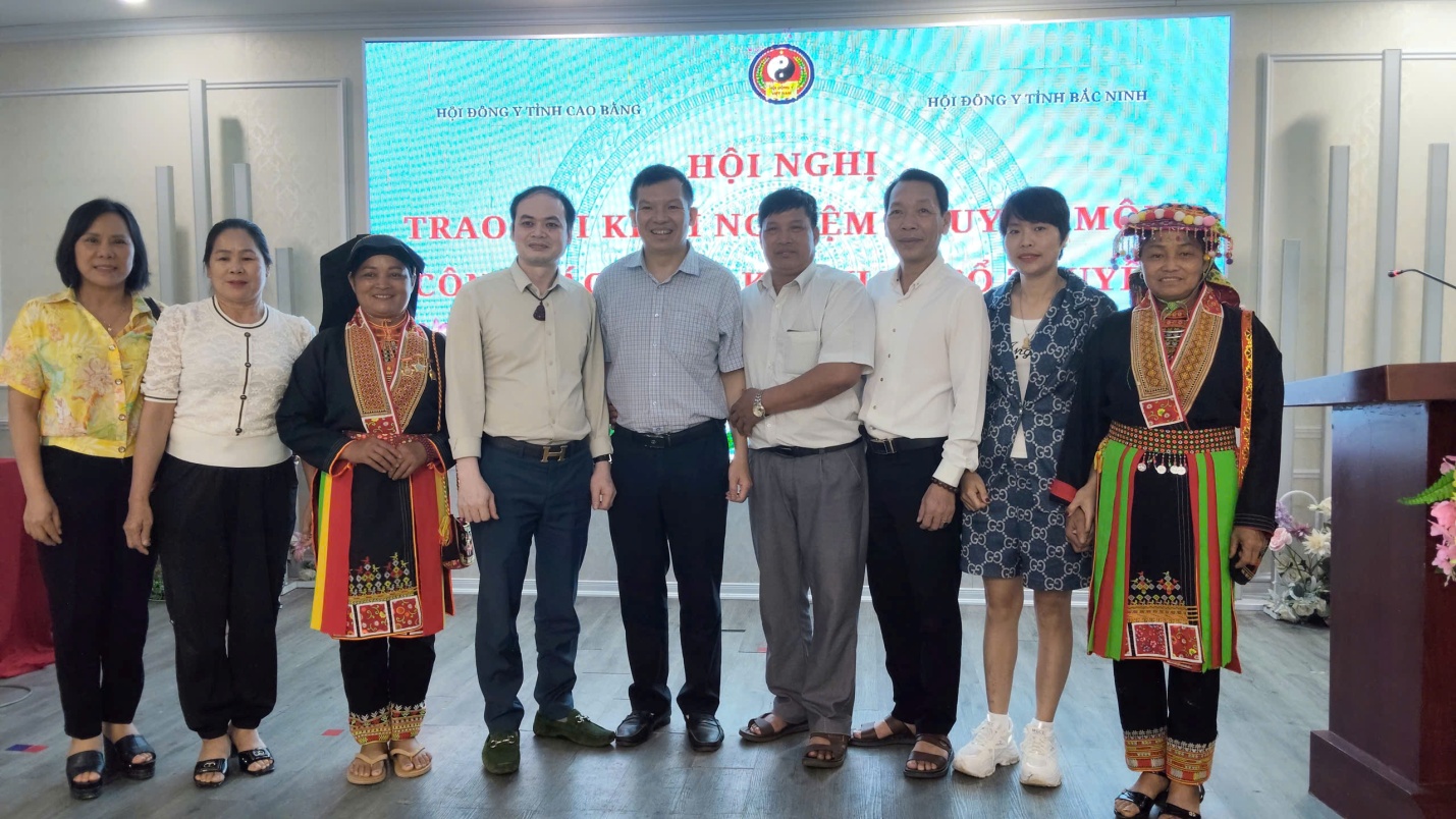 Lãnh đạo Hội Đông y tỉnh Cao Bằng chụp ảnh lưu niệm với hội viên Lương y tỉnh Bắc Ninh