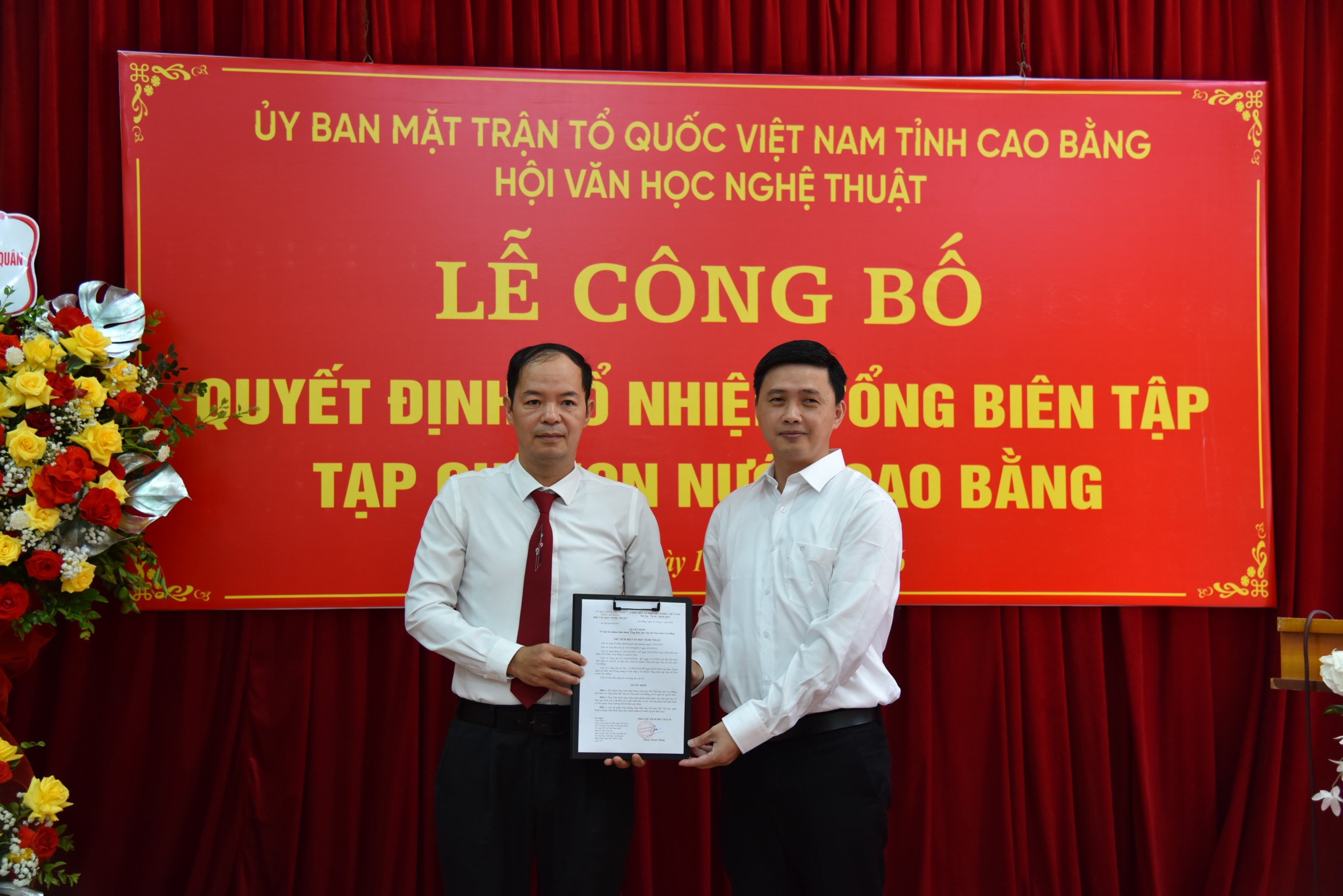 Nhà báo Phạm Thanh Thắng, Chủ tịch Hội Văn học Nghệ thuật trao quyết định bổ nhiệm Tổng biên tập Tạp chí Non nước Cao Bằng cho đồng chí Trần Hoài Nam