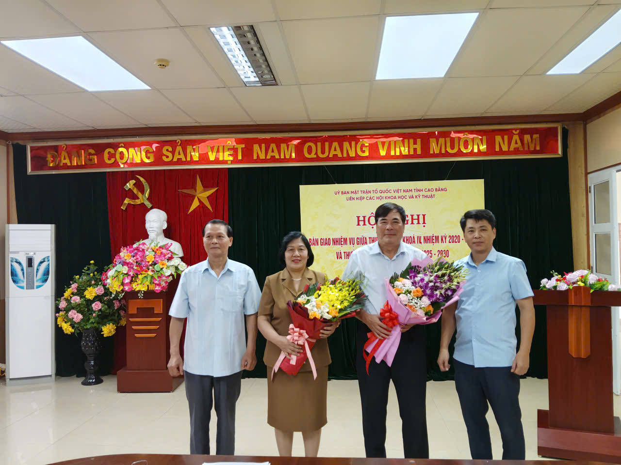 Thường trực khóa IV tặng hoa chúc mừng các đồng chí Thường trực Khóa IV hoàn thành nhiệm vụ