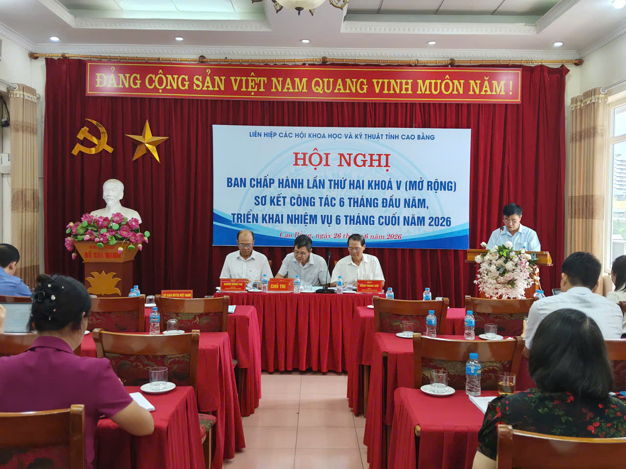 Đ/c Ngân Bá Đinh, phó chủ tịch Ủy ban MTTQ Việt Nam tỉnh, Chủ tịch Hội cựu chiến binh tỉnh phát biểu tại Hội nghị.